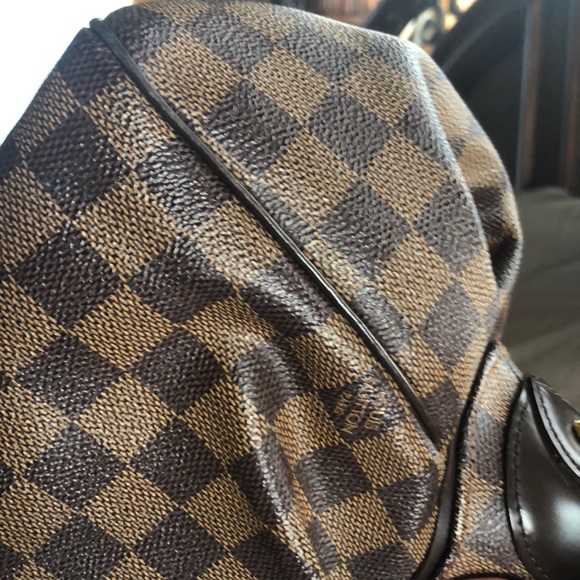Louis Vuitton - Picture 3 of 8